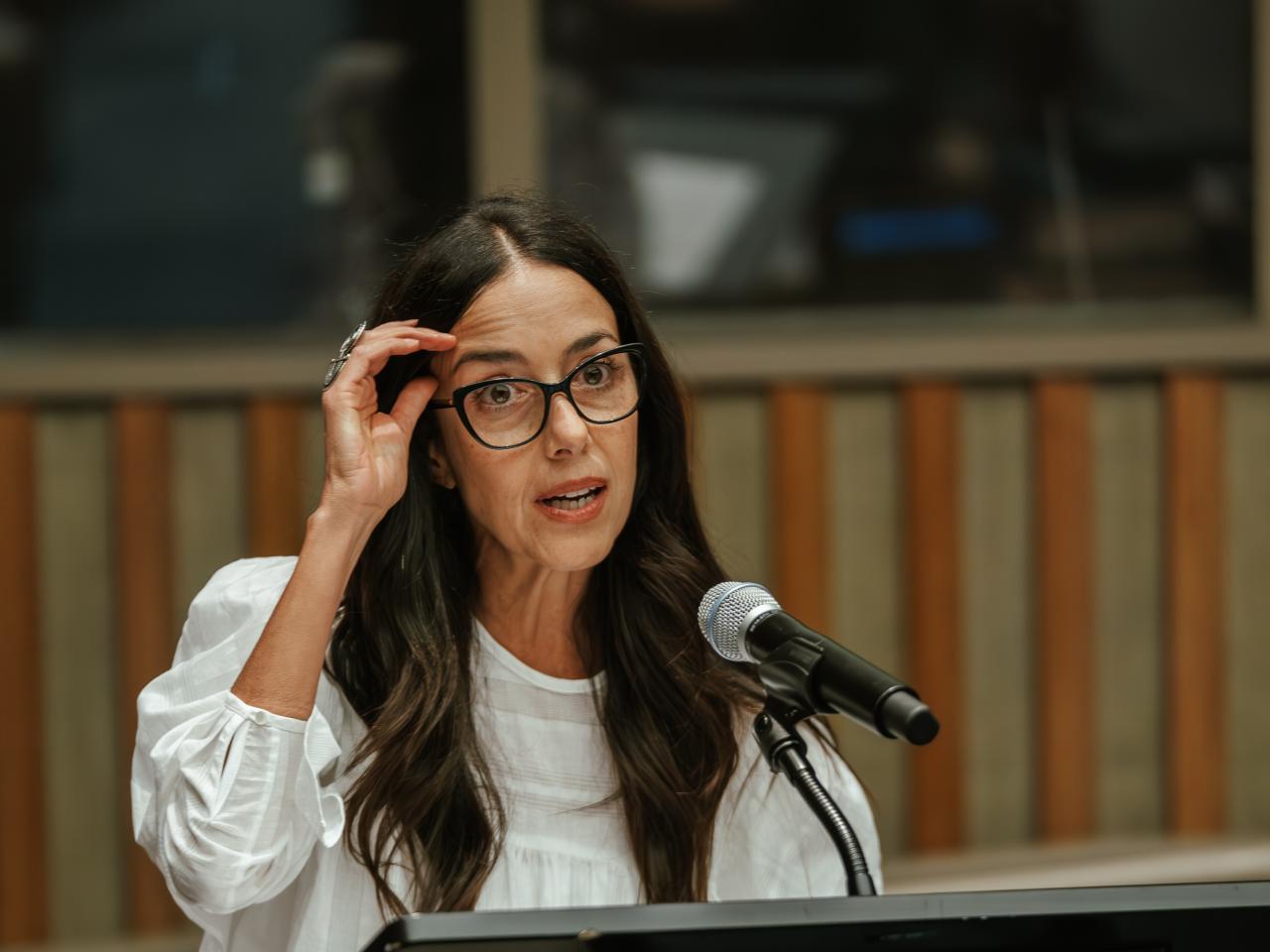 Cecilia Suarez speaking at podium