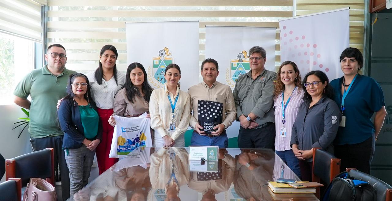 Equipo de Spotlight en Ecuador reunido con los representantes del gobierno local de Morona