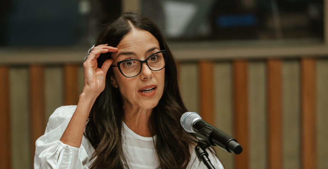 Cecilia Suarez speaking at podium